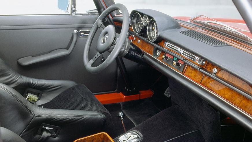 В Mercedes-Benz не забыли «Красную свинью»