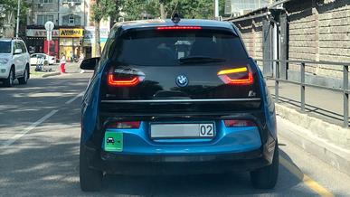 Электромобильге арнайы белгі тақпай жүруге бола ма