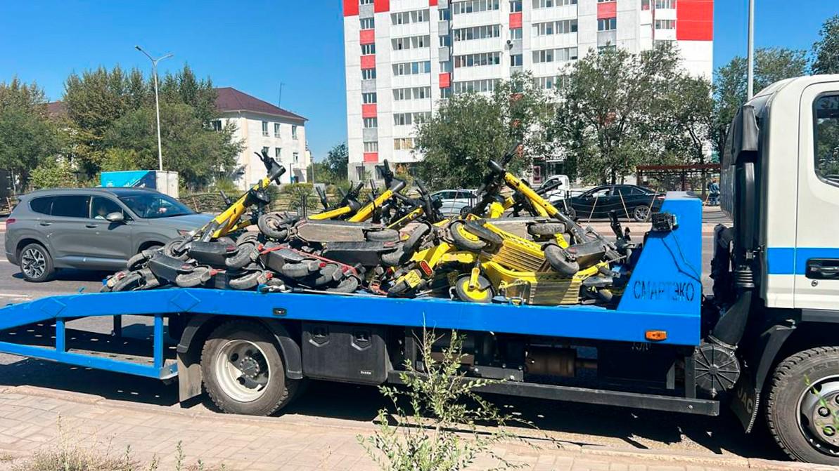 В Алматы на штрафстоянку массово вывозят брошенные электросамокаты