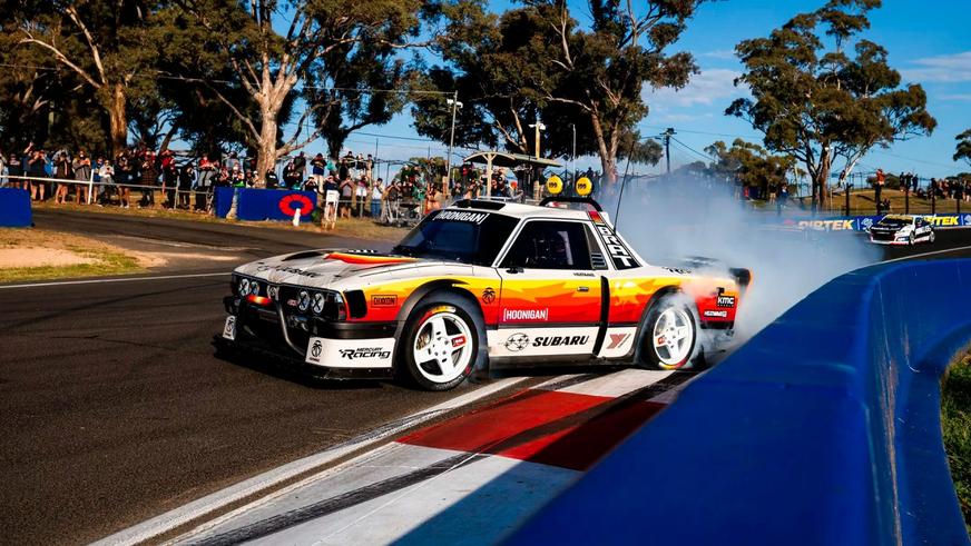 “Джимхана” по-австралийски: 670-сильный Subaru Brat и Трэвис под слоем пыли
