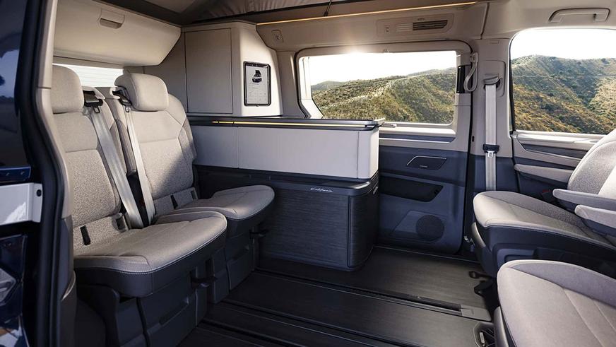 VW T7 превратился в дом на колёсах с двумя дверями и палаткой