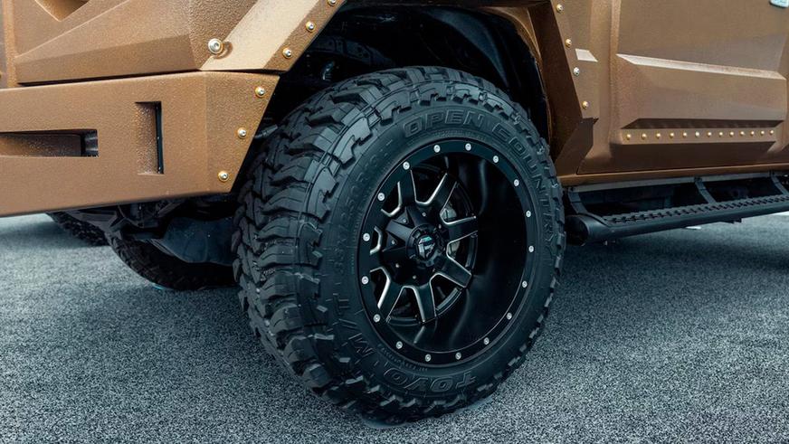 Брутальные внедорожники Toyota и Ford привезли тюнеры на выставку в Нью-Йорке