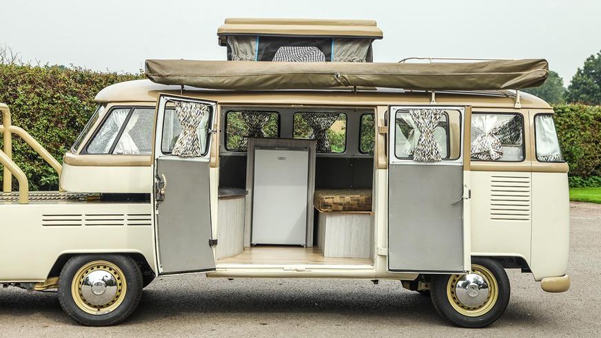 Volkswagen T2 превратили в тягач-кемпер и выставили на продажу