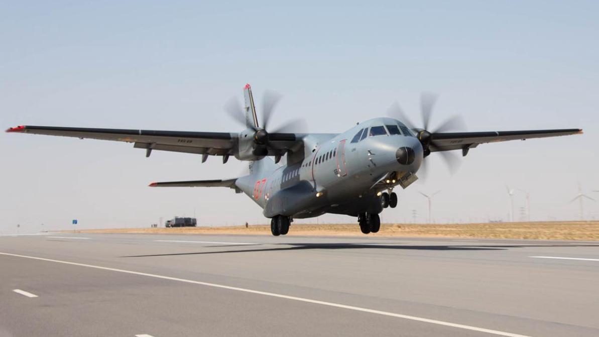Посадку Су-27 на трассу в Казахстане сняли очевидцы