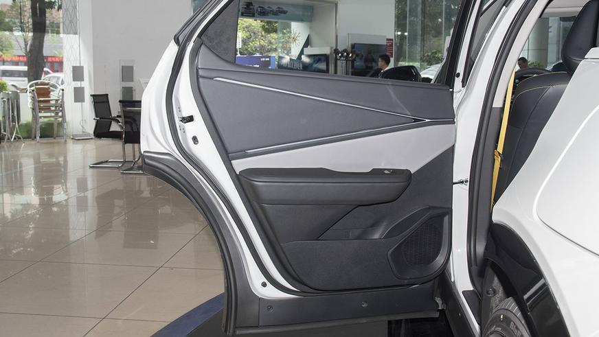 В Китае стартовали продажи самой большой электрической Toyota