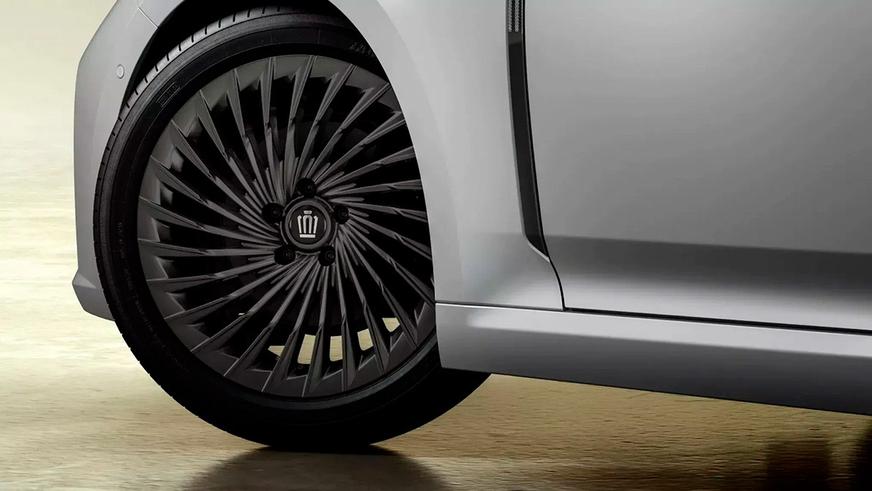 Юбилей Crown в Toyota отметили сразу двумя спецверсиями Юбилей Crown в Toyota отметили сразу двумя спецверсиями