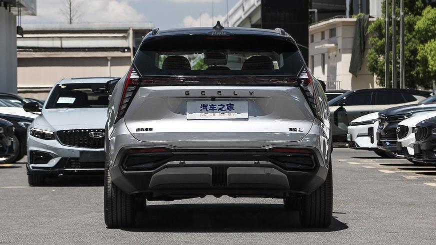 В Китае начались продажи обновлённого Geely Atlas