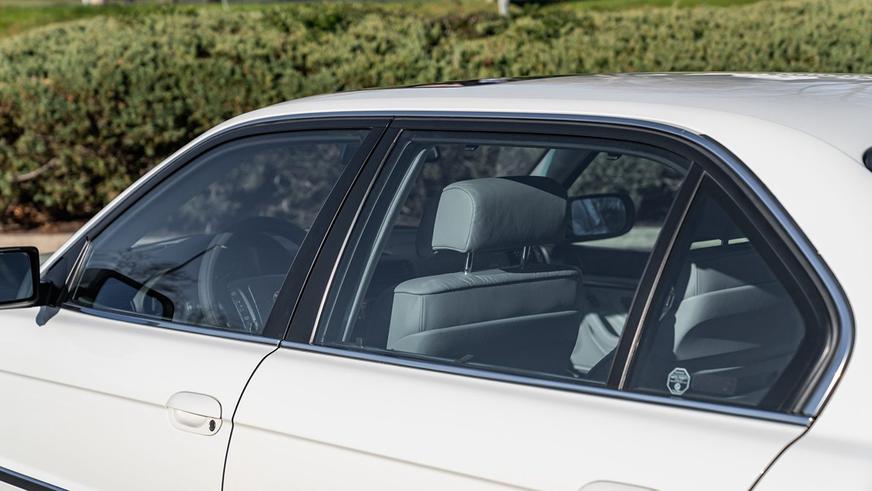 На торги выставили почти новую BMW 740iL (E38) 2000 модельного года