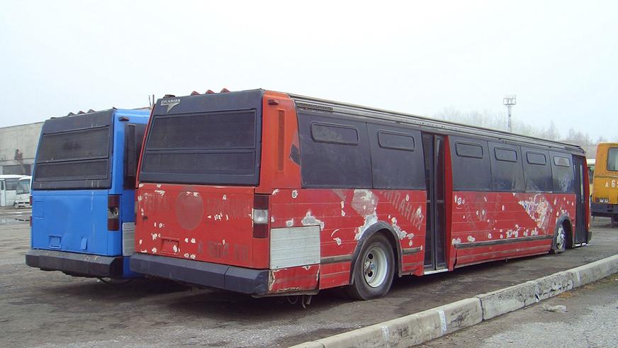 Неизвестные автобусы Алматы: красный, синий и белый в голубую полосочку