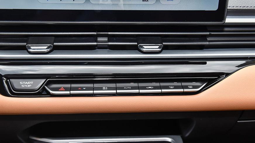 Geely снова обновит седан Emgrand: официальные фото