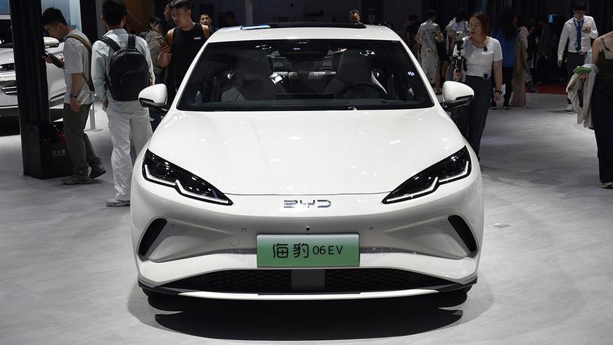 BYD запустила в КНР продажи недорогого электрокара Seal 06 BYD запустила в КНР продажи недорогого электрокара Seal 06