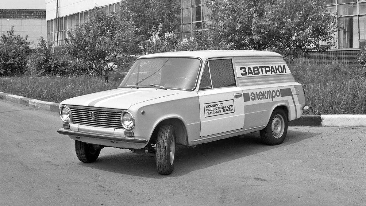 На аукционе продают электрический ВАЗ-2102 с прицепом