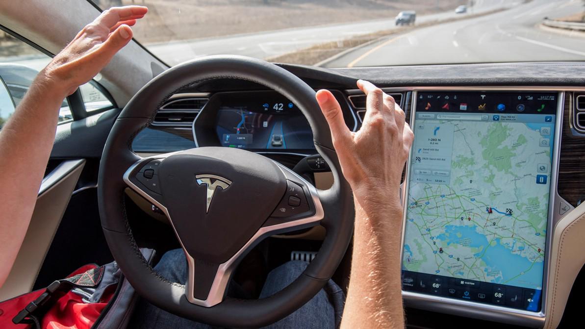 Tesla отзывает почти все электрокары с автопилотом