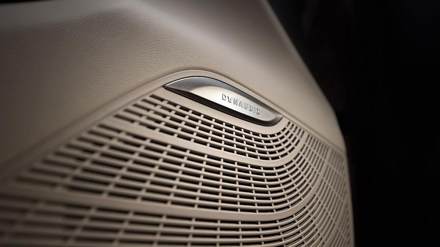 У Hongqi появился недорогой дальнобойный электроседан