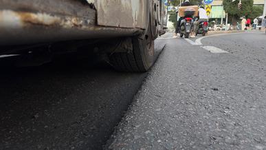 Абай көшесіндегі полимерлі асфальт ойылып қалды