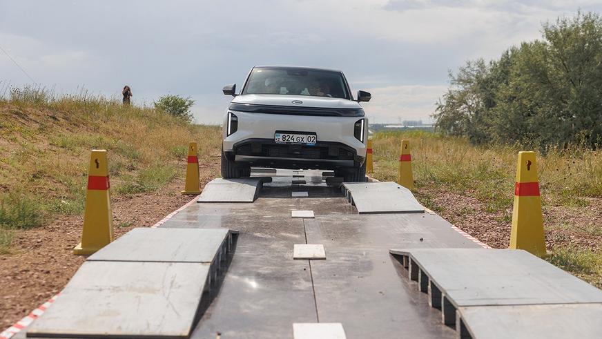 GAC привёз в Казахстан гибридный кроссовер S7