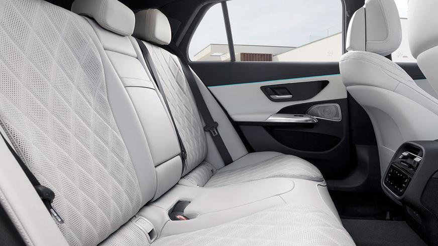 Новый универсал Mercedes-Benz E-класса: гибриды, селфи-камера и Angry Birds
