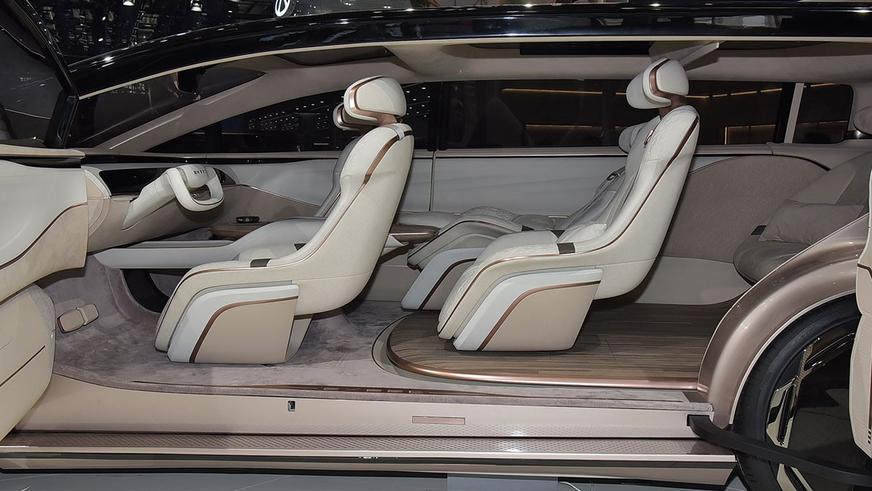 Exeed показала роскошный салон своего первого минивэна