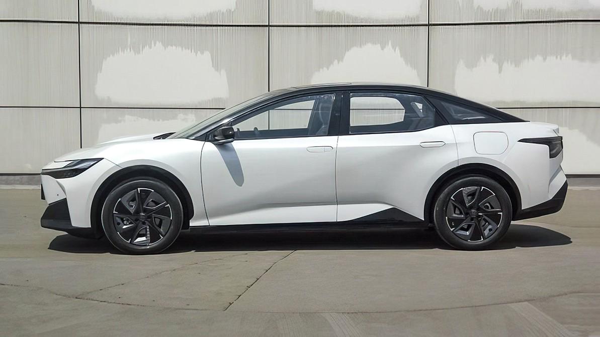 Китайцы раскрыли новый электромобиль Toyota