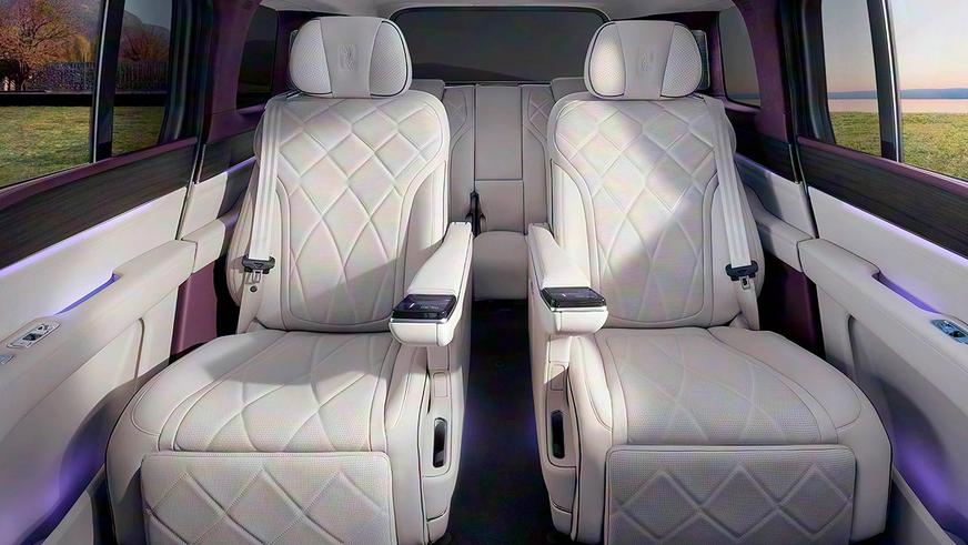 Внедорожник Yangwang U8L ударили пальмой по крыше и сбросили в воду