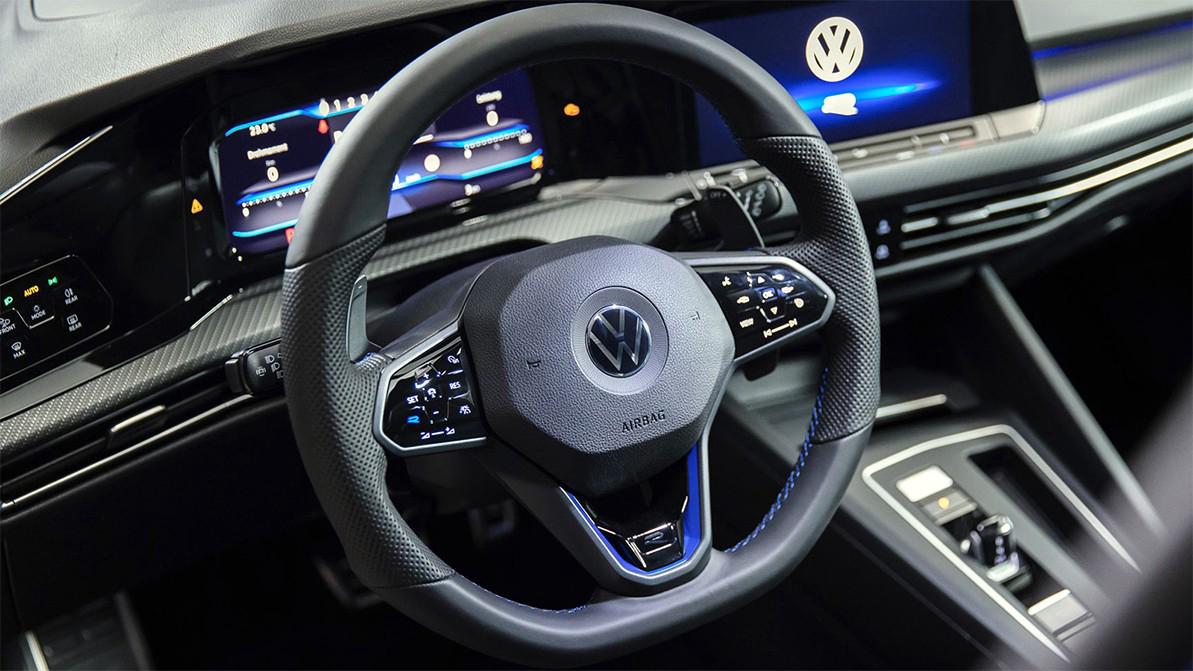 Volkswagen возвращает обычные кнопки на руль