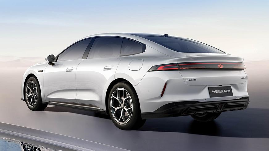 У Changan появился электрокар с зарядкой километр в секунду