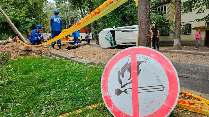 Взрыв газа разворотил бульвар Бухар Жырау в Алматы