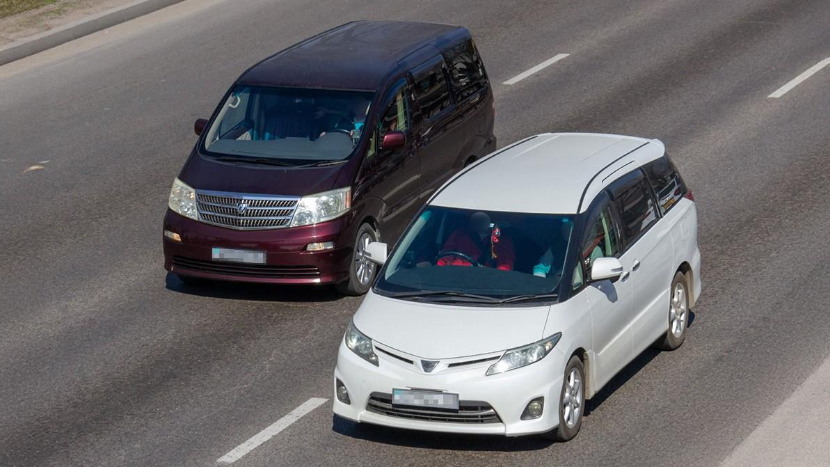 «Перевозчик» праворульный — по встречке с телефоном в руках