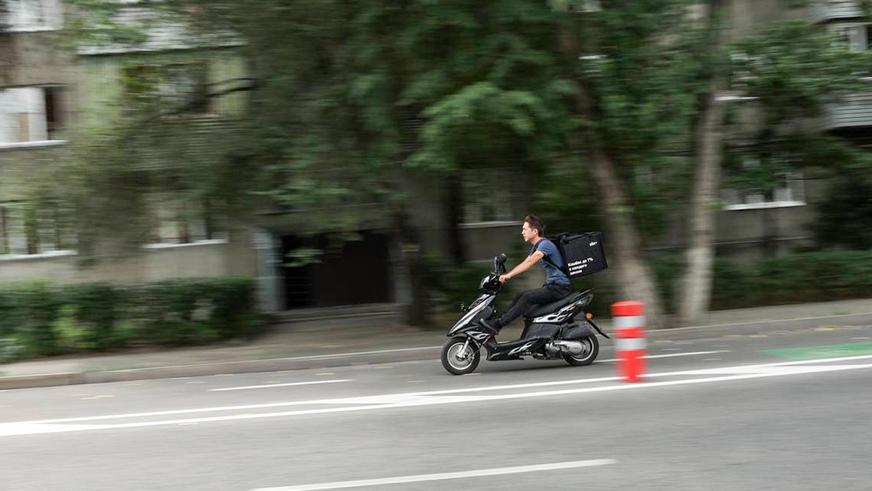 Новые поправки в ПДД: ездить по велополосам мопедистам запретят