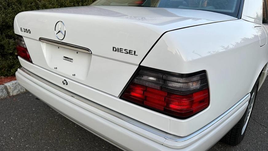 Дизельный E 300 (W124) с маленьким пробегом появился на торгах в США