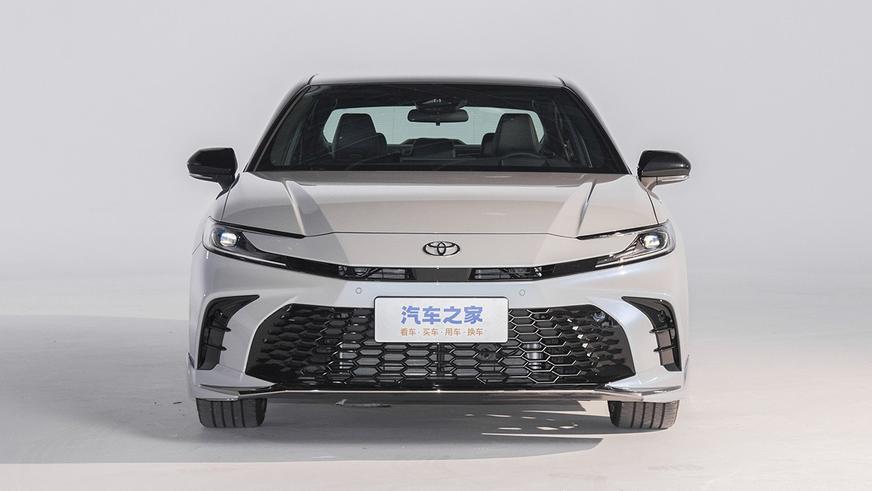 В Китае показали свою Toyota Camry с атмосферником и другим салоном