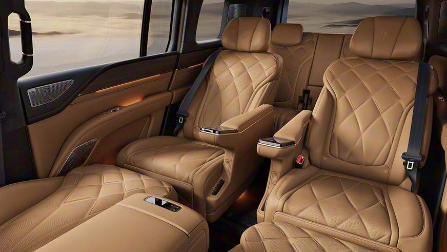 Внедорожник Yangwang U8L ударили пальмой по крыше и сбросили в воду