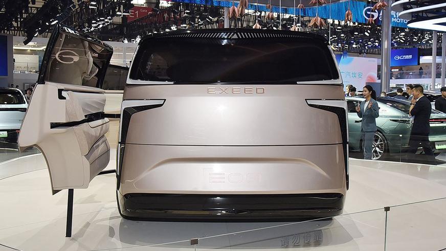 Exeed показала роскошный салон своего первого минивэна