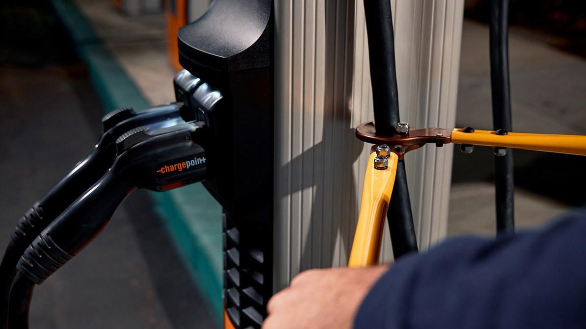 Придуман антивандальный кабель для зарядки электромобилей