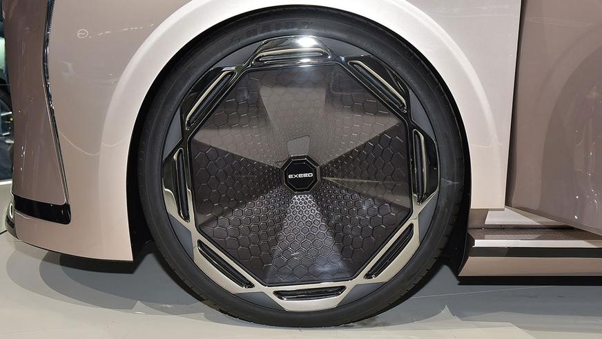 Exeed показала роскошный салон своего первого минивэна