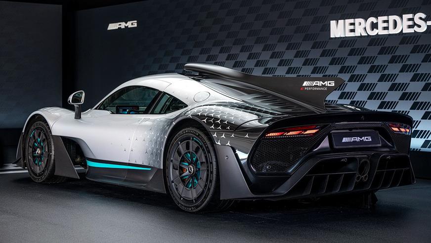 Серийный Mercedes-AMG One вышел в свет