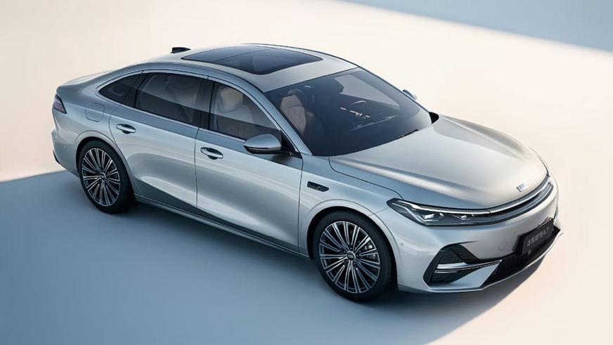 Geely представила в Китае новый гибридный седан Galaxy A7