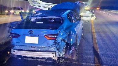 Моторы істен шыққан ұшақ Toyota Camry-дің үстіне қонды