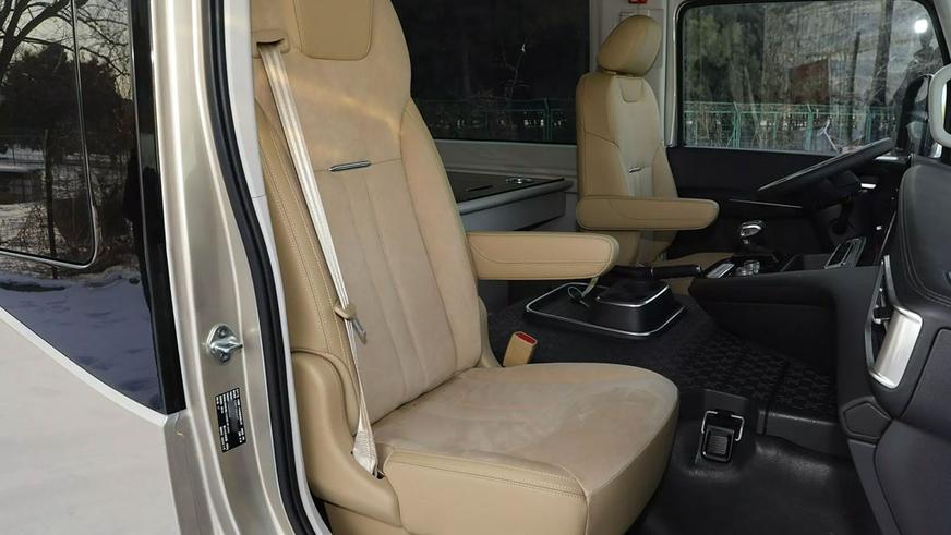 Hongqi возобновляет производство автобусов для чиновников