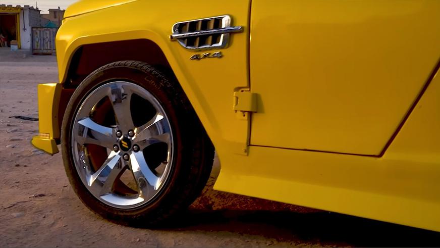 Такса тоже охотник. Но УАЗ «Хантер» растянули не для этого