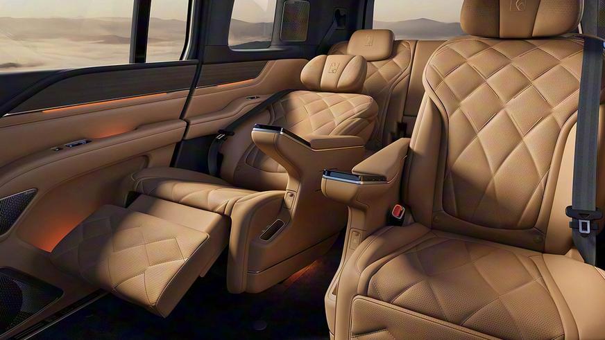 Внедорожник Yangwang U8L ударили пальмой по крыше и сбросили в воду