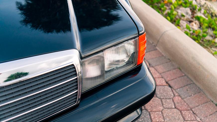 В продаже появился уникальный Mercedes-Benz 190E Evo II. Он новый