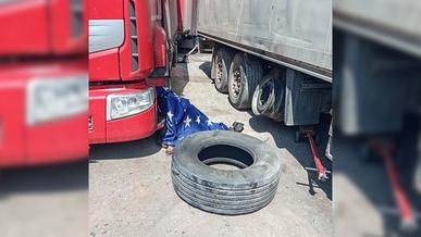 Грузовая шина взорвалась и убила работника шиномонтажа в Павлодаре