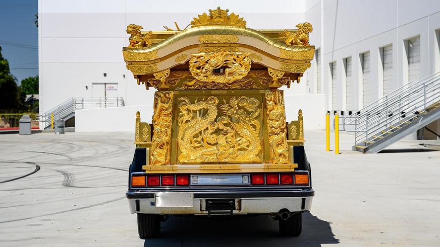 Необычный катафалк продали на торгах в США