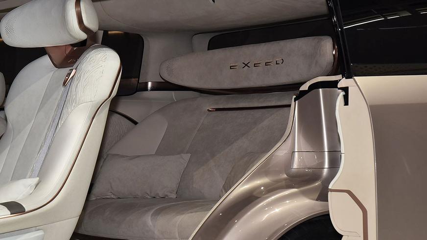 Exeed показала роскошный салон своего первого минивэна