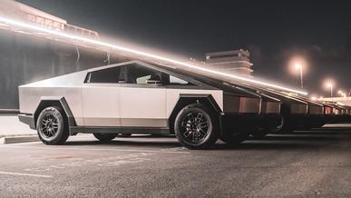 Глава Tesla Илон Маск вынужден покупать пикапы Cybertruck сам у себя