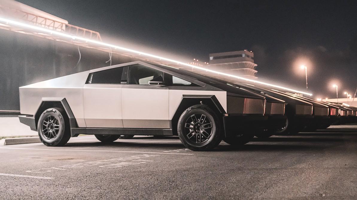 Глава Tesla Илон Маск вынужден покупать пикапы Cybertruck сам у себя