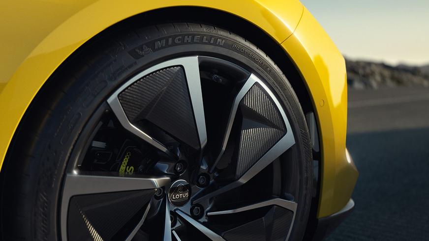 У Lotus появился флагманский 918-сильный седан на батарейках