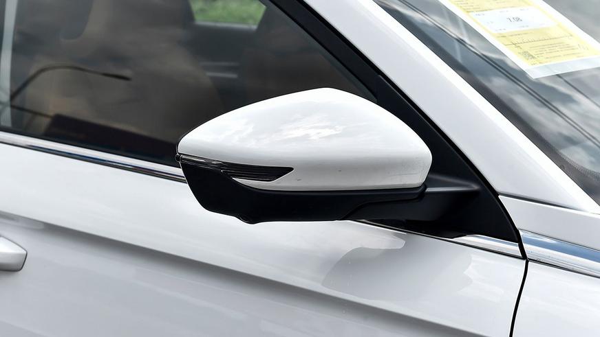 Geely снова обновит седан Emgrand: официальные фото