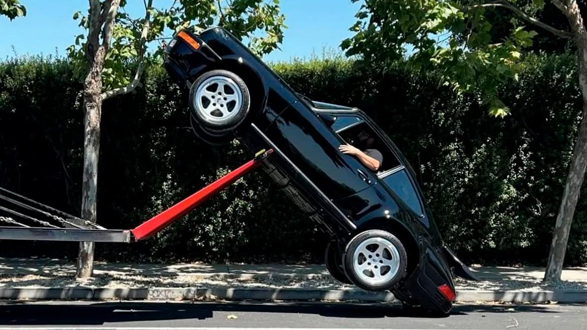 Фото дня: редкий и дорогой Porsche 911 упал с автовоза